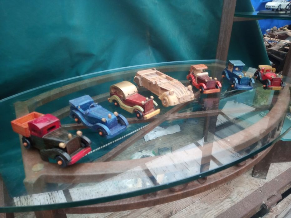 Carrinhos Miniatura em madeira de Fabrico Artesanal