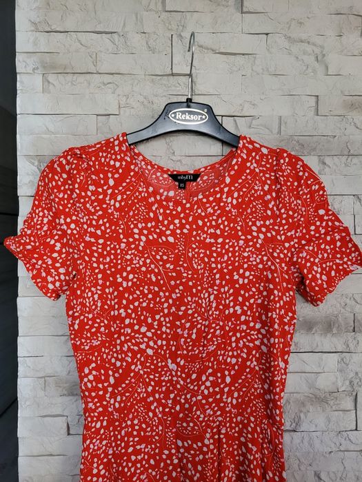 Czerwona sukienka w białe plamki mbyM XS/S wiskoza