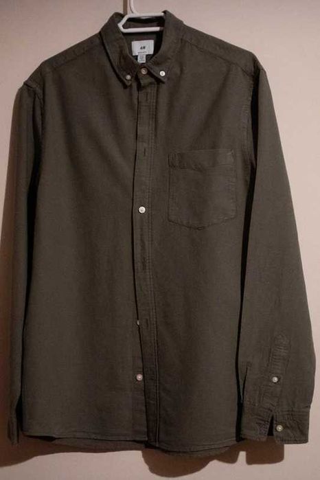 Camisa verde escura / caqui da H&M