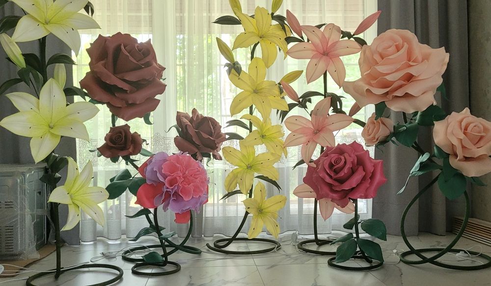 Gigantyczne Lampy podłogowe w kształcie kwiatów. Ręcznie wykonane