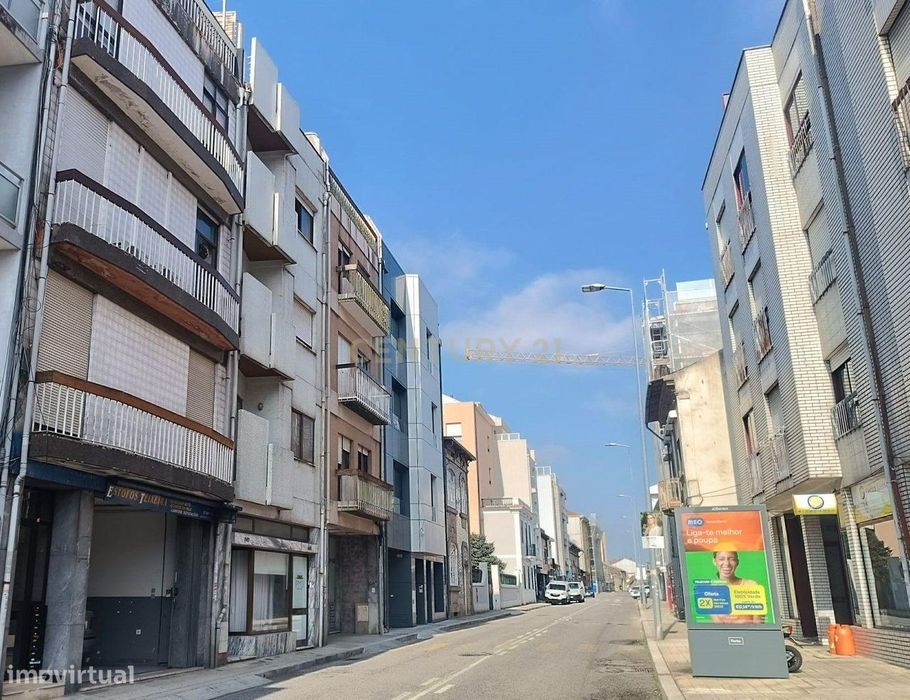 Apartamento de 4 quartos com varanda, para habitação ou investimento,