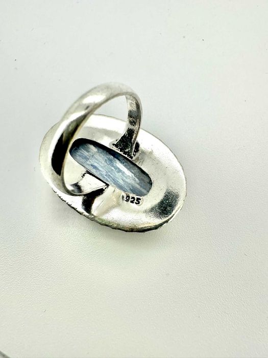 Pierścionek, jedyny w swoim rodzaju kamień naturalny
Kyanit. Próba 925