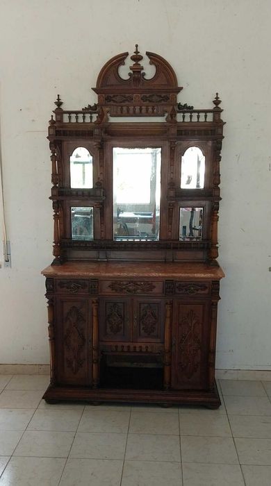 Antigo Louceiro / Aparador em Nogueira, estilo Renascença. Pedra Original em Lios