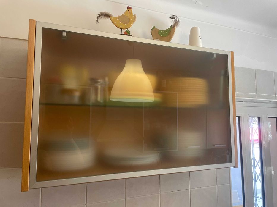 Movel de Parede com laterais em cor faia e porta em vidro fosco