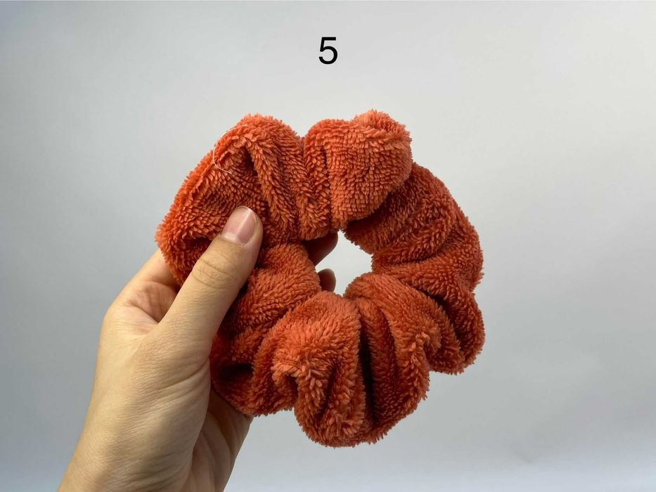 Scrunchies com diferentes cores e texturas