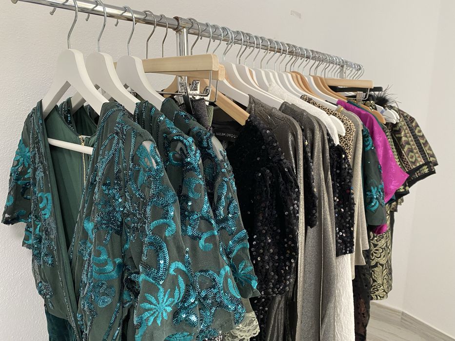 Lote de 350 peças roupa e malas para senhora