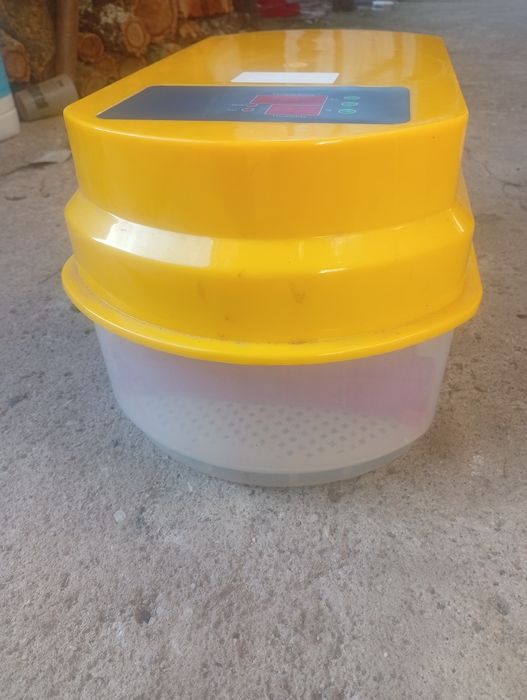 Chocadeira vira os ovos automáticamente