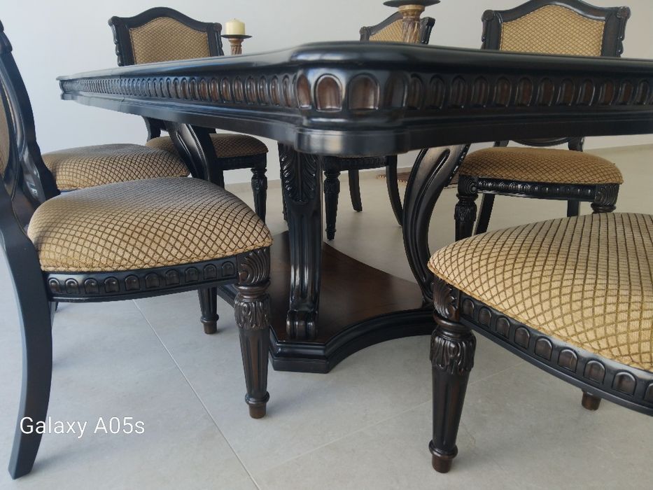 Conjunto de Mesa de Jantar Clássica em Madeira Maciça + 6 Cadeiras (Excelente Estado)