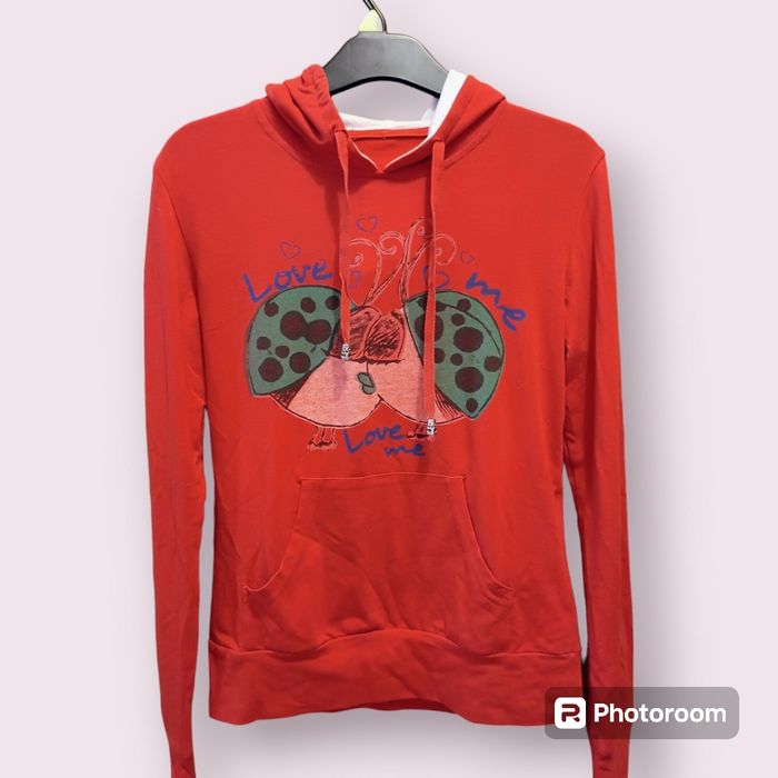 Czerwona bluza z kapturem