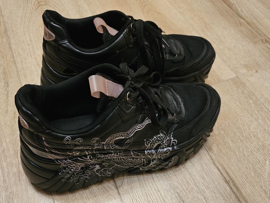 Czarne buty Bershka na platformie ze smokiem Drezdenko • OLX.pl