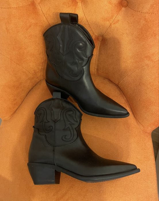 Казаки  . Ботінки . Нові .