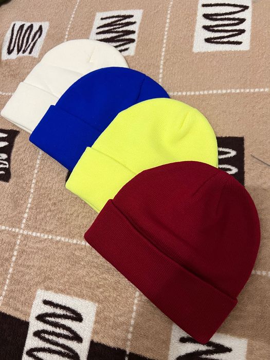 Шапки різних кольорів і моделей