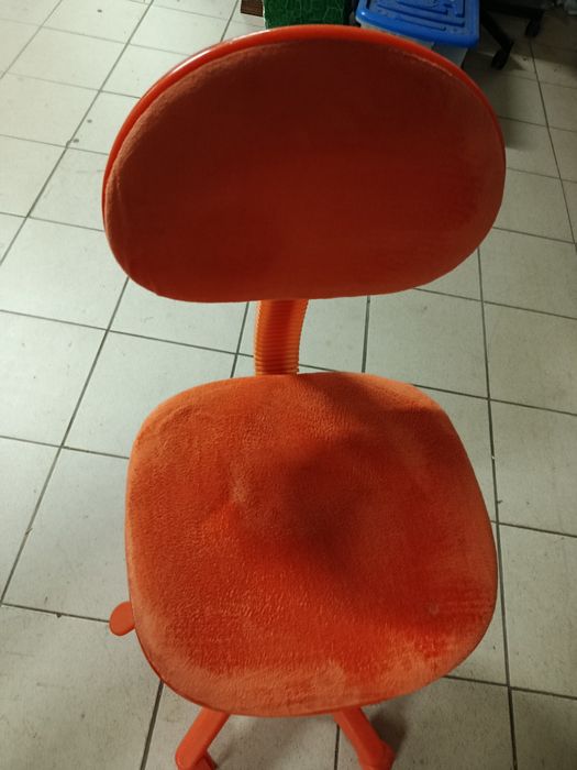 Cadeira cor de laranja