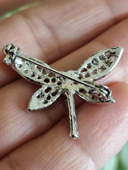 Гарна ніжна брошка у вигляді стрекози