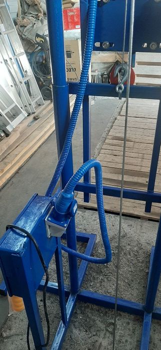 Малогаборітна бурова установка, для буріння свердловин на питну воду.