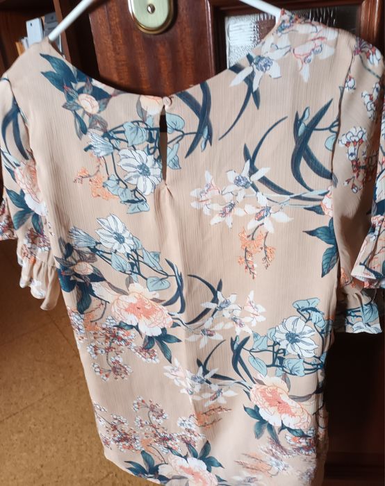 Blusa primaveril em tons suaves