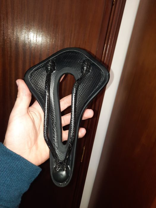 Vendo capacete e selim de bicicleta