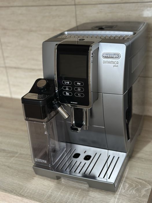 Кавомашина Delonghi Dinamica Plus стан нової, кавомолка Delonghi