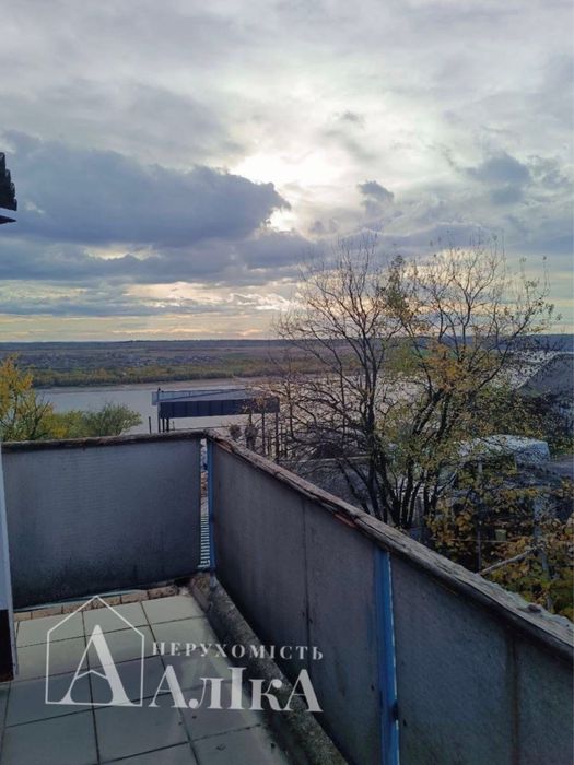 Продам дачний будинок на березі річки