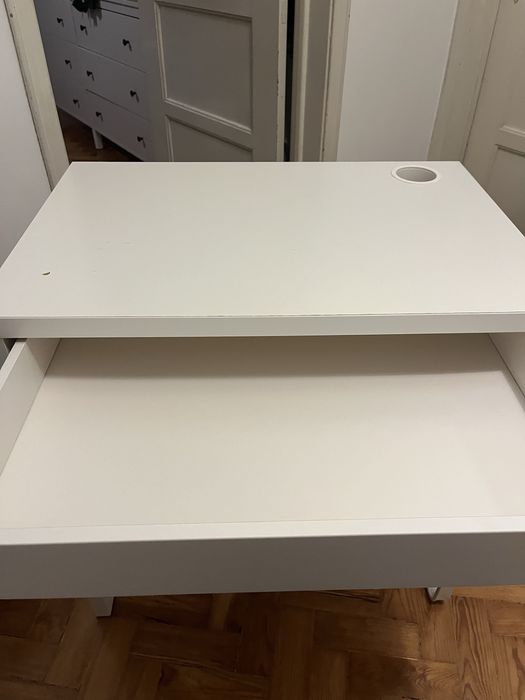 Mesa/secretária branca com gaveta