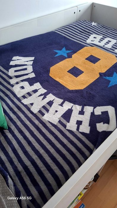 Cama de solteiro sem colchão e mesa