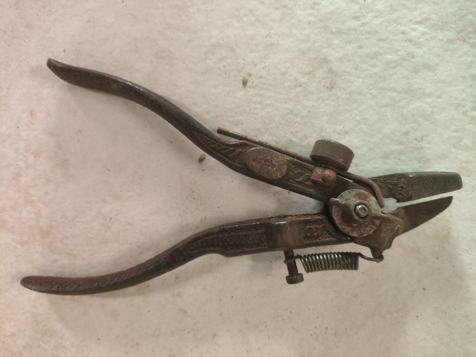 Travador de serrote antigo. Ideal para decoração