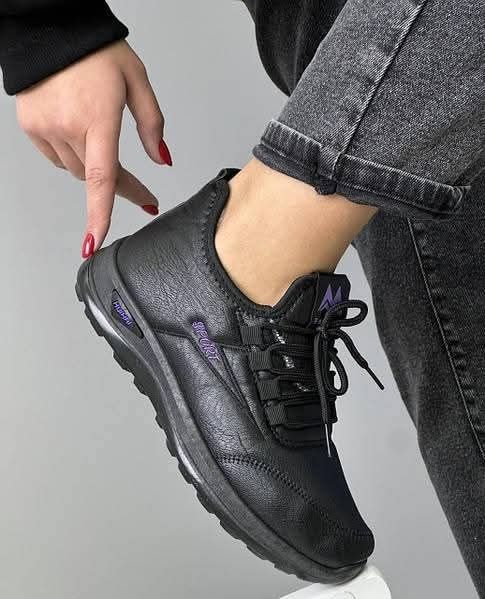 Жіночі утеплені кросівки.