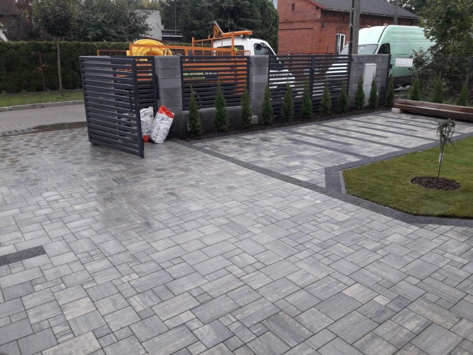 Układanie kostki brukowej, brukarstwo, utwardzanie, zagęszczanie