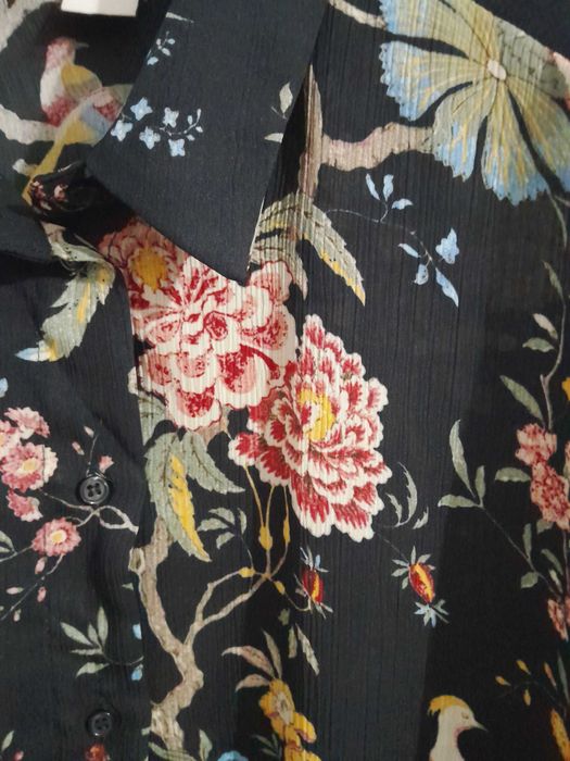 Camisa preta c/flores e pássaros H&M - GP & J Baker - Tam 36
