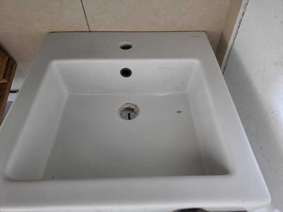 Lavatório em cerâmica branca da marca Sanitana