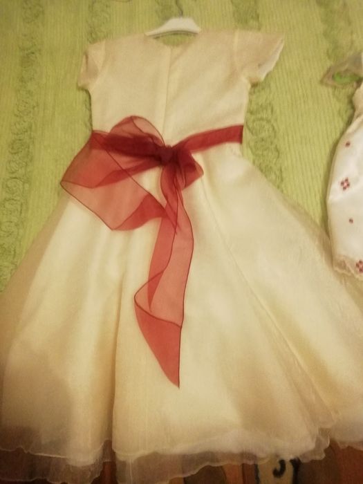 Vestidos de cerimónia de crianças.
