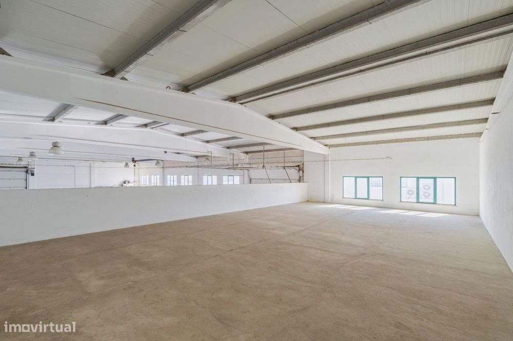 Armazém Industrial com Escritórios e Apartamento T1 | Zona...
