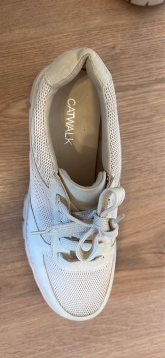 Beżowe sneakersy