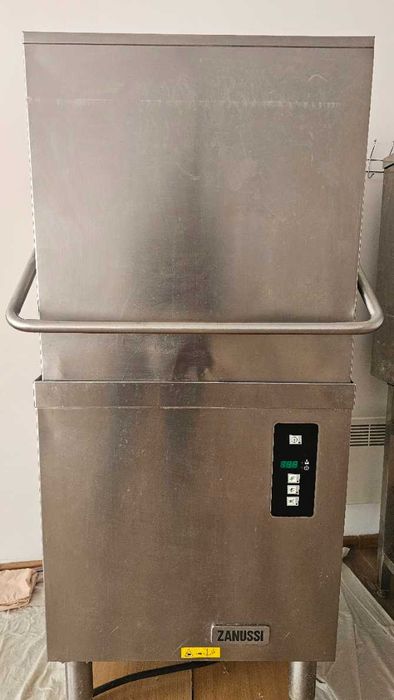 Profesjonalna zmywarka gastronomiczna kapturowa ZANUSSI z wyparzaniem