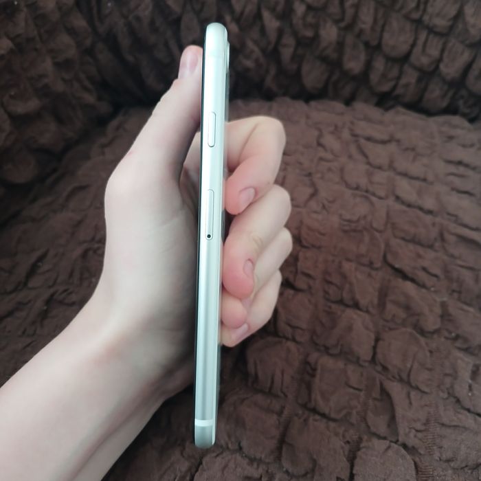 Айфон SE 64 гигабайт