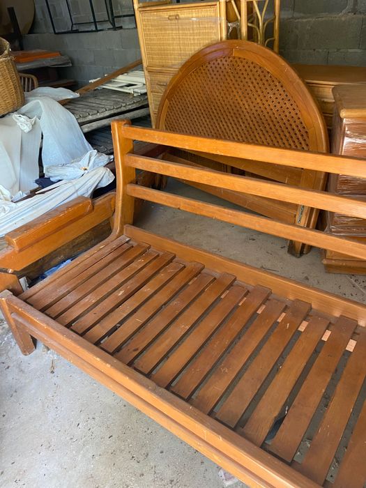 Sofá de madeira de 3 lugares