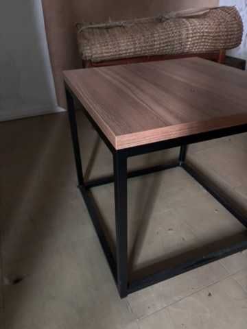Mesa de apoio com pés pretos 50x50