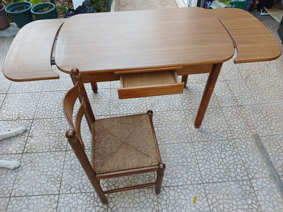 Mesa de Madeira Extensível com Cadeiras – Clássica e Funcional