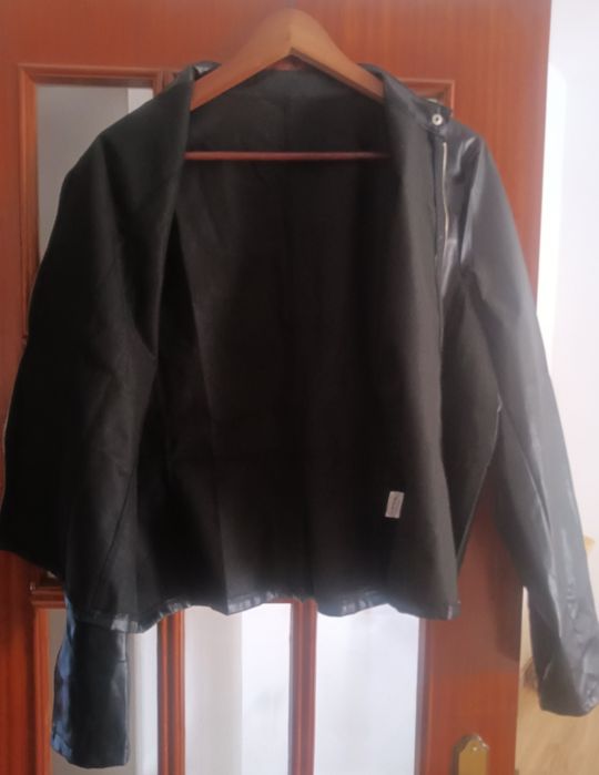 Blusão em ecopele cardado novo, veste XL, com portes fica  11.50€