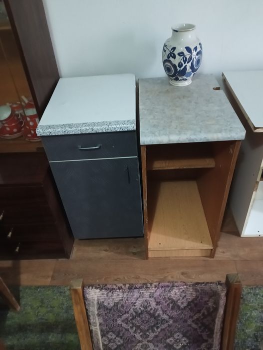 Стул. Скамейки. Стол. Мойка.