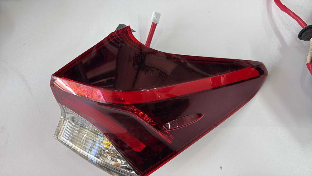 Lampy tylna prawa Toyota Auris II kombi lift – oryginał