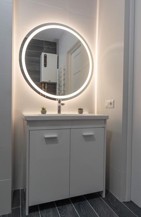 Подобово, за 5 хв. від метро, затишна студія, у будинку з Генератором.