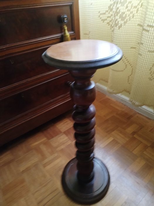 Mesa de apoio muito antiga e em ótimo estado