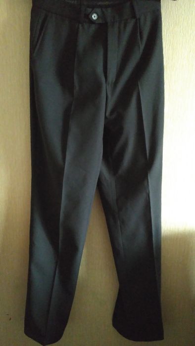 Мужской костюм черного цвета 48размера