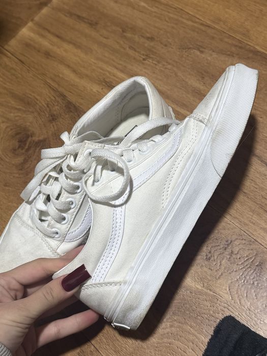 Кроссівки білі Vans.