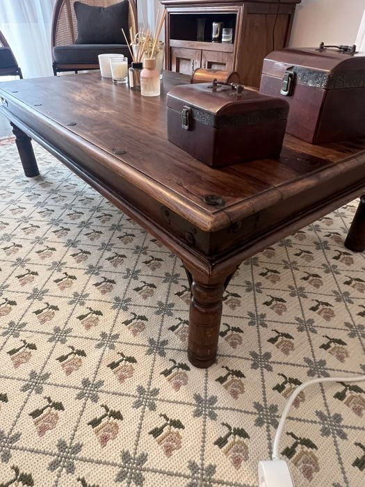 Mesa de centro em madeira maciça - Charme e requinte