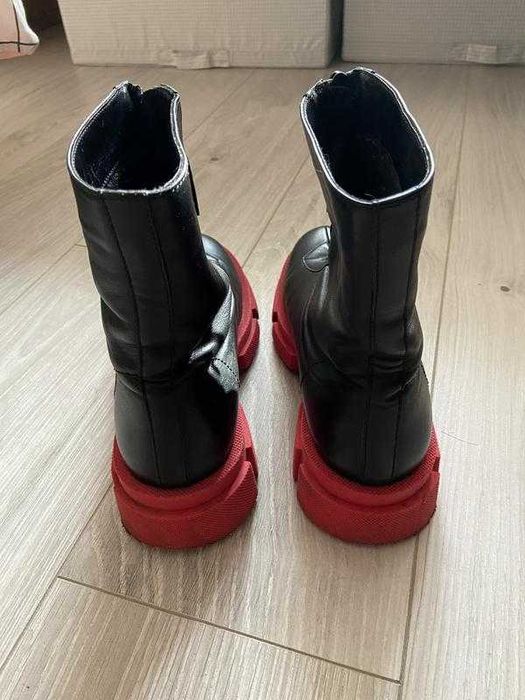 Стильні чорні черевики з червоною підошвою te.shoes