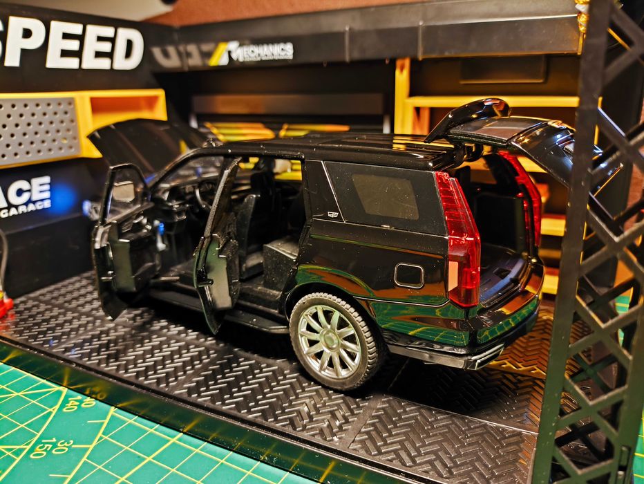 Model autka Cadillac Escalade skala 1:24