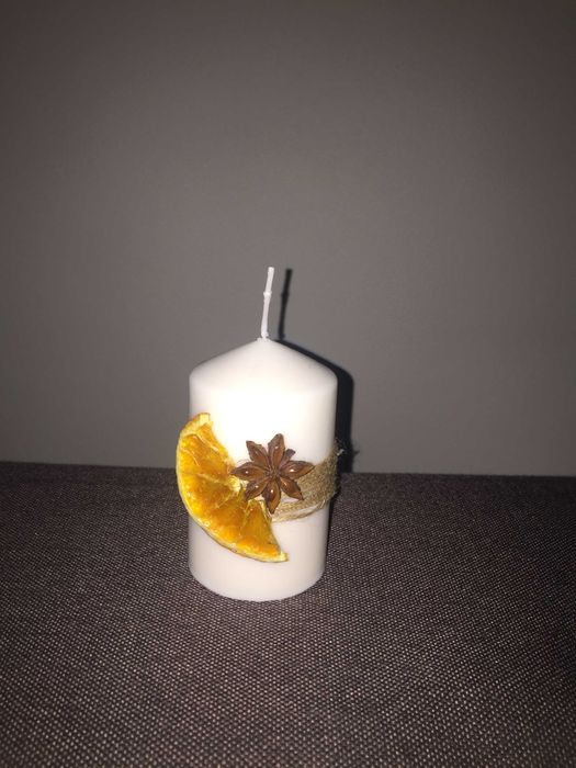 Świeczka ozdobiona pomarańczą i anyżem