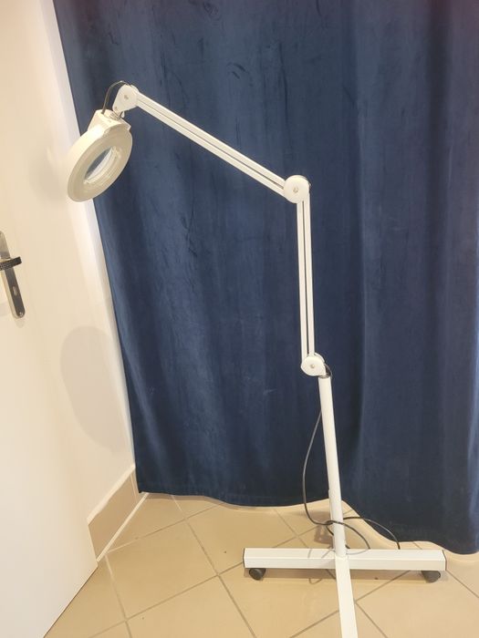 Lampa lupa na statywie